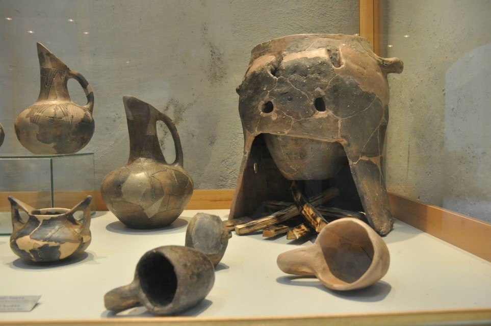 Керамички садови од лок. Манастир - населба Чашка Археолошко одделение (Фототека на ЛУ Народен музеј Велес)